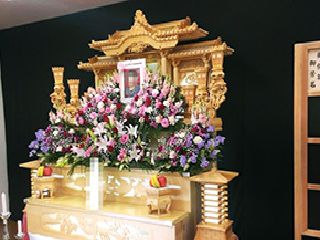 横浜市旭斎場￥白木祭壇・花飾りのイメージ